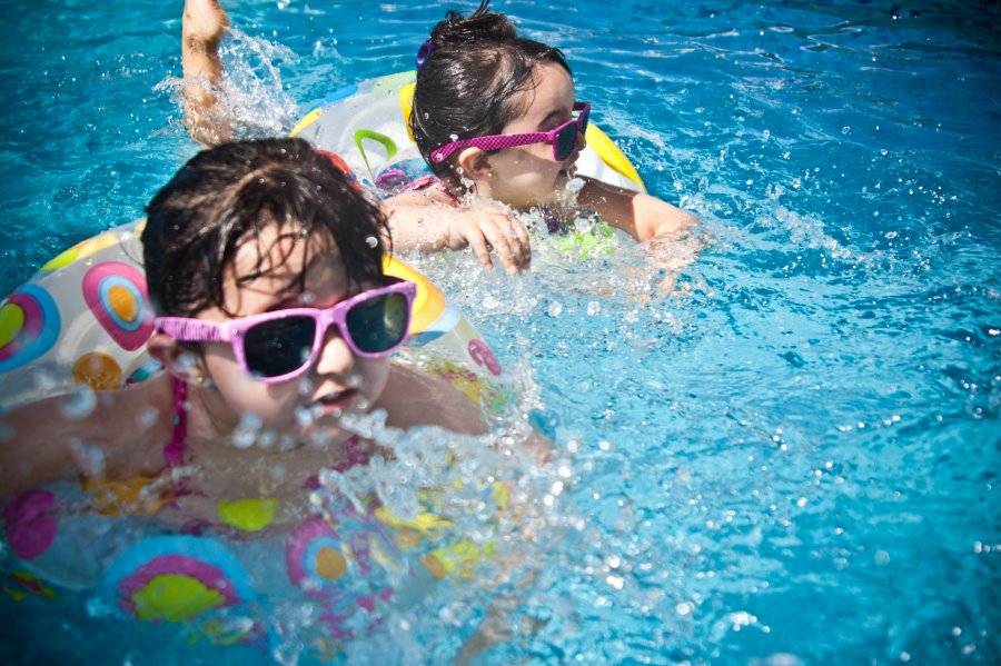 Kinder im Pool haben Spaß