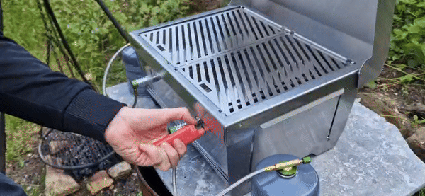 Das entflammen des Grills durch das Flammenloch. Das entflammen des Grills durch das Flammenloch.
