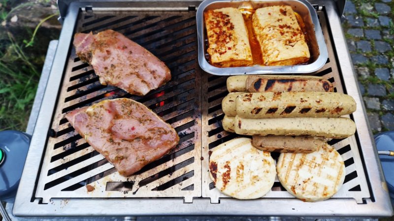 Praktische Grillfläche: Rechts wird warmgehalten und links wird gegrillt. Praktische Grillfläche: Rechts wird warmgehalten und links wird gegrillt.