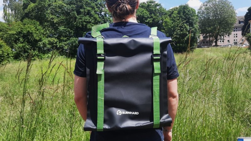 Der Grill kann im Rucksack gut transportiert und verstaut werden. Der Grill kann im Rucksack gut transportiert und verstaut werden.
